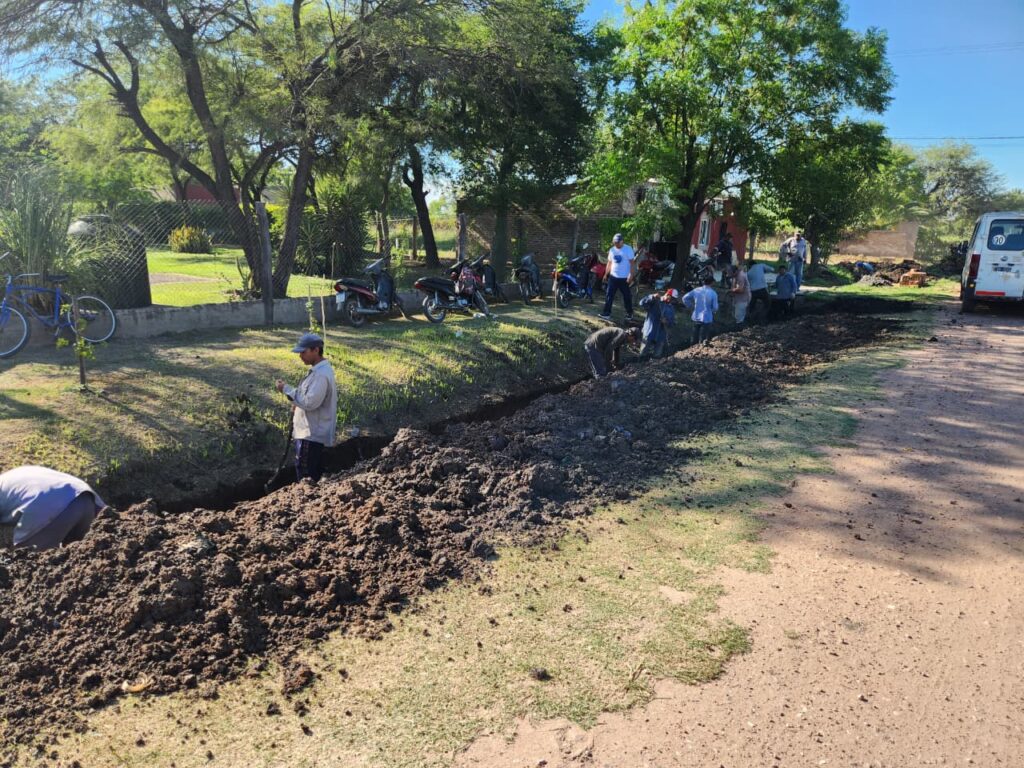 VILLA ÁNGELA INTENSIFICA LOS TRABAJOS DE RELLENO DE CALLE, CUNETEO E ILUMINACIÓN